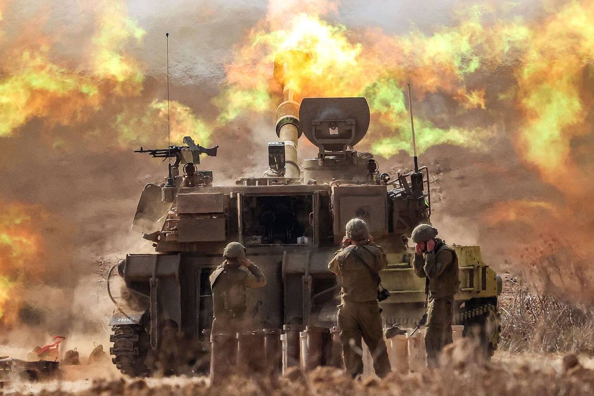 دبابة إسرائيلية تقصف غزة