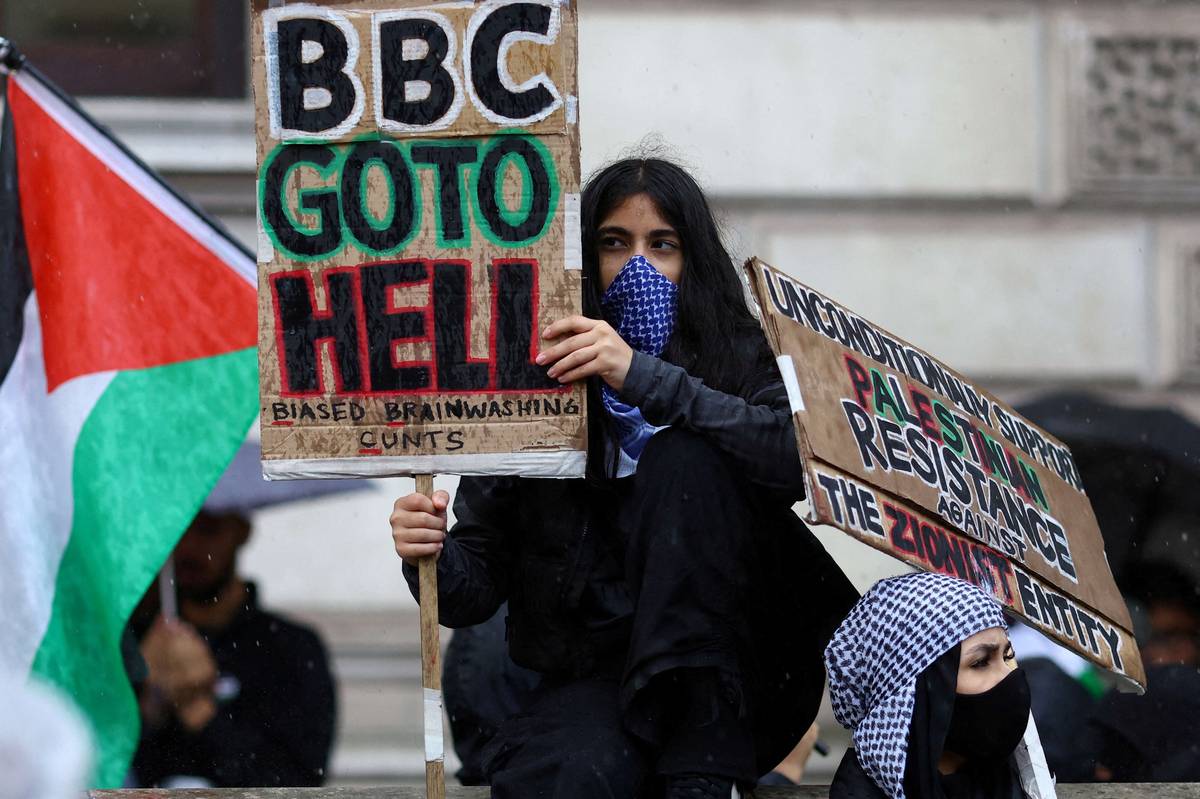 متظاهرون يحتجون على التحيز الإعلامي لبي بي بي في قضية حرب غزة