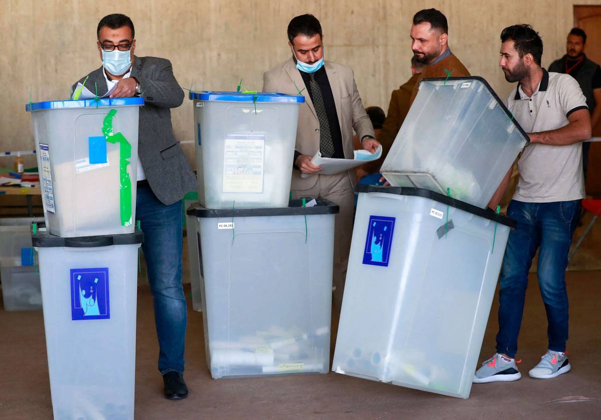 موظفو هيئة الانتخابات العراقية ينقلون صناديق انتخابية في بغداد