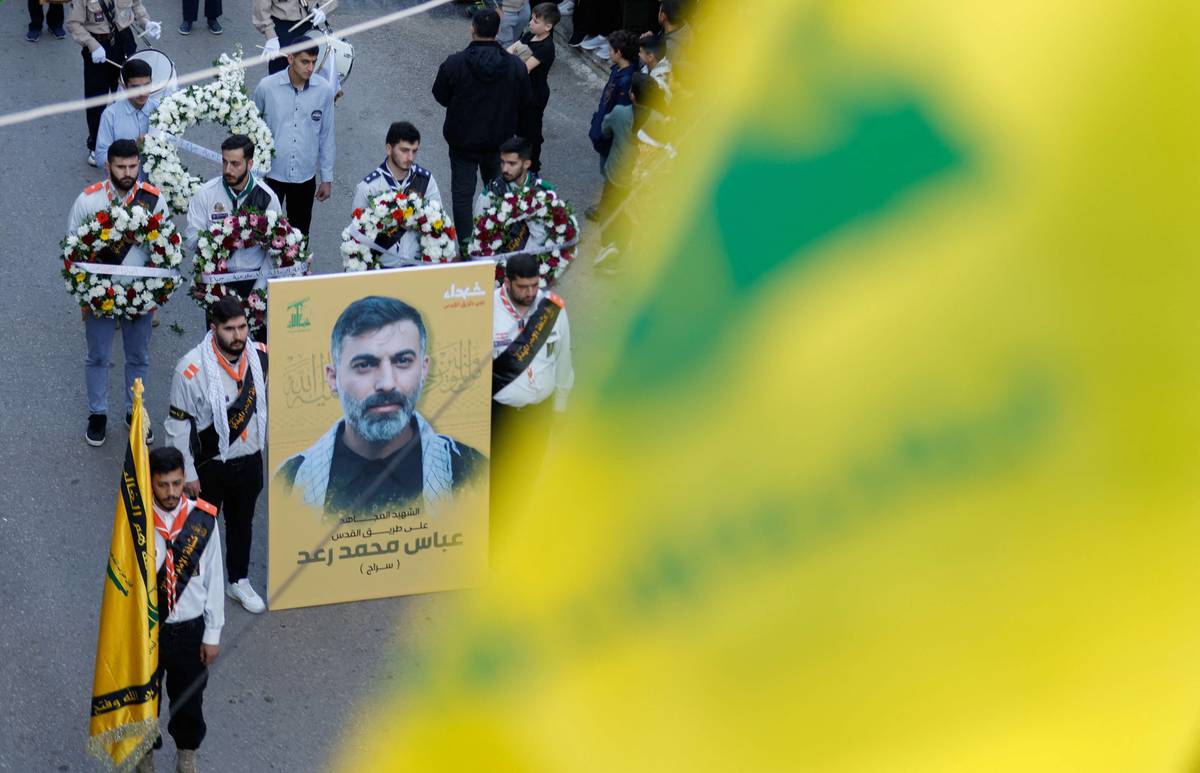 تشييع عباس ابن القيادي في حزب الله محمد رعد بعد ان قتل في غارة إسرائيلية على جنوب لبنان