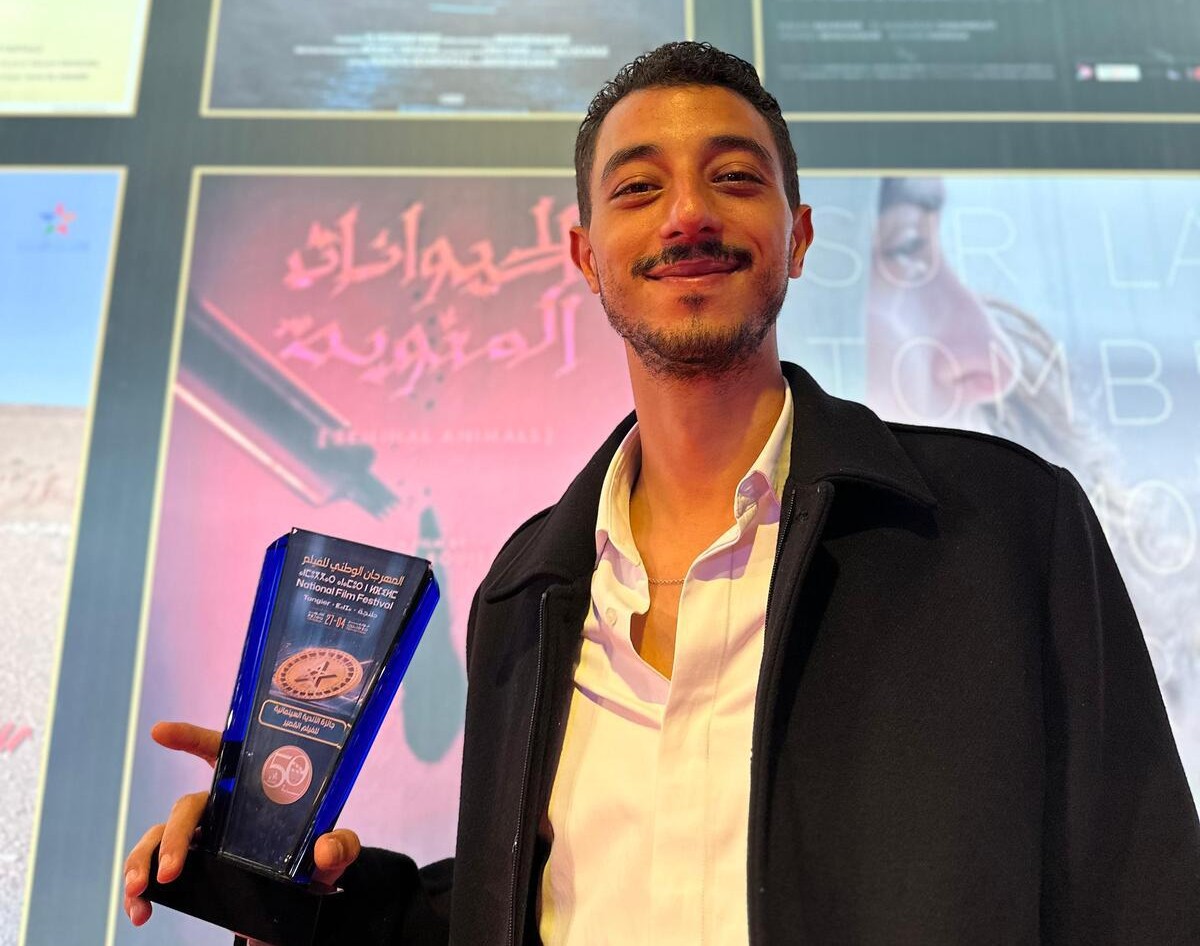 أثناء تسلم المخرج جائزة الجامعة الوطنية للأندية السينمائية