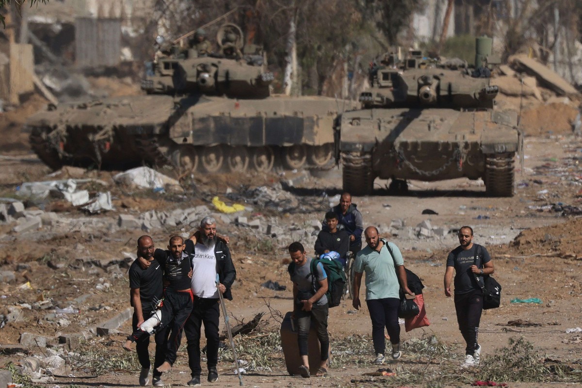 سكان غزة يحاولون العودة الى منازلهم في الشمال رغم التحذيرات
