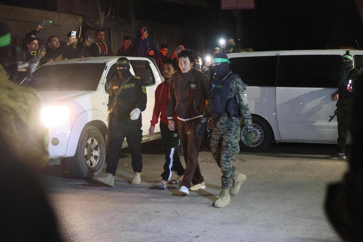 بن غفير يهدد ويبتزّ نتنياهو: وقف الحرب يساوي حل الحكومة 4 الإفراج عن 12 رهينة إضافيين في قطاع غزة وإسرائيل تطلق 30 سجيناً فلسطينياً