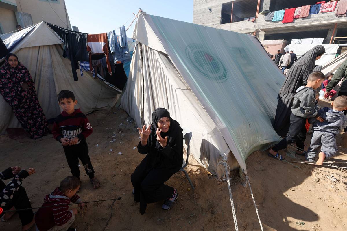 فلسطينيون في خيم بعد تدمير منازلهم في قصف إسرائيلي في غزة