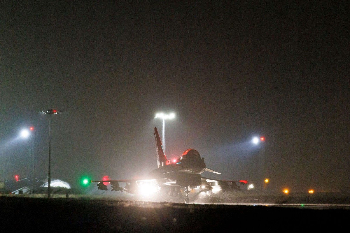 هجمات أميركية وبريطانية بدعم من بعض الدول مثل هولندا وأستراليا وكندا والبحرين