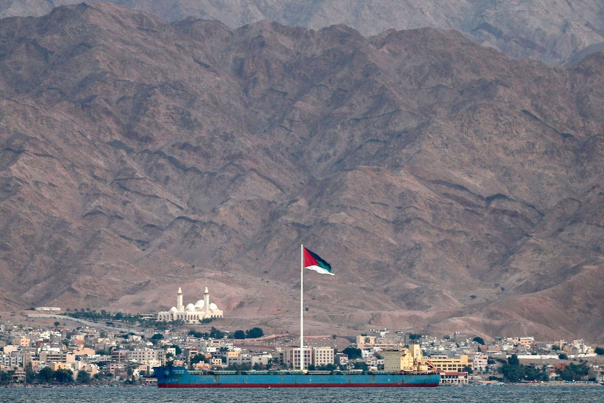 منفذ بحري وحيد يتعرض لتهديدات بسبب هجمات الحوثيين