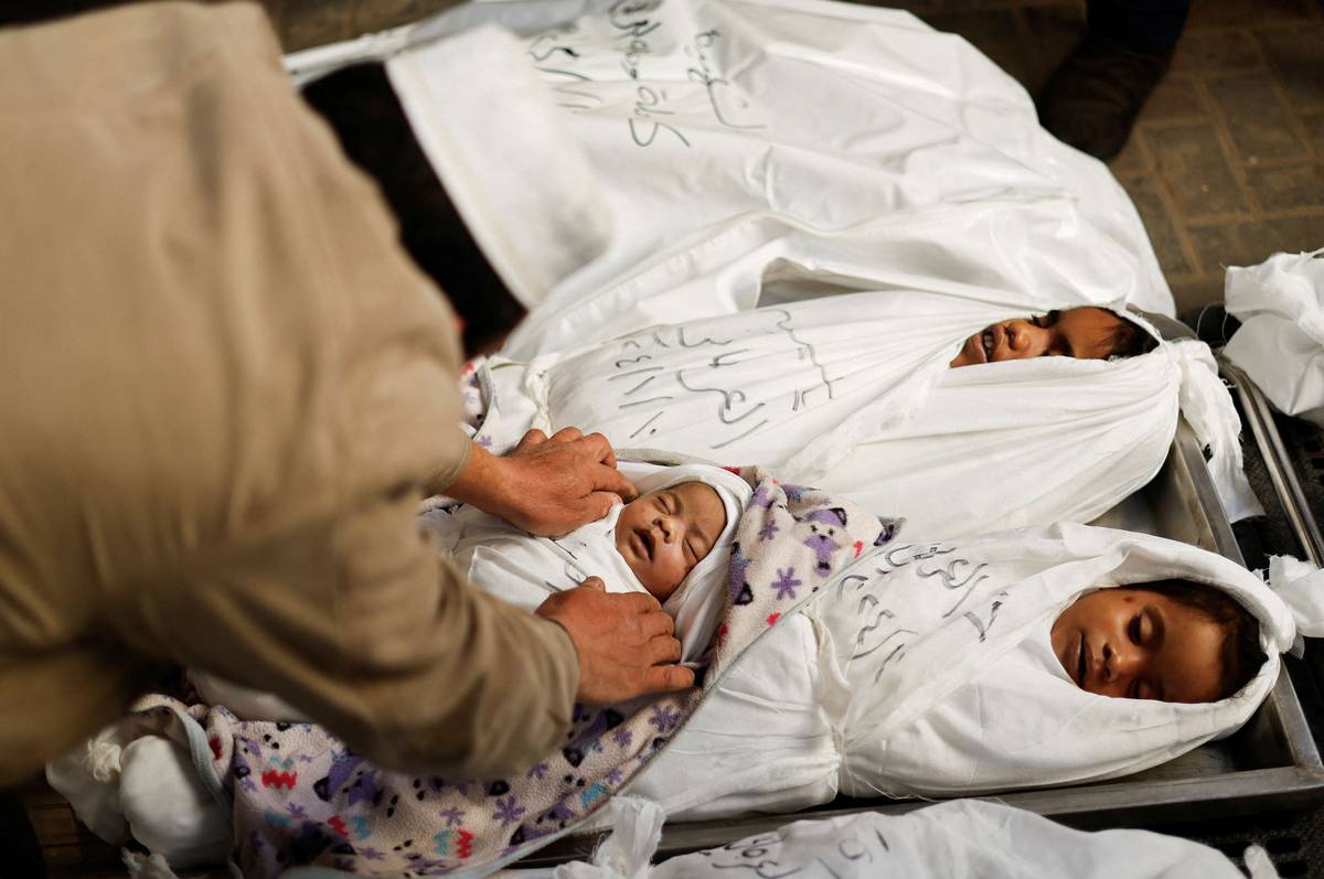 جثامين لأطفال فلسطينيين قتلوا في غارات إسرائيلية على رفح في غزة