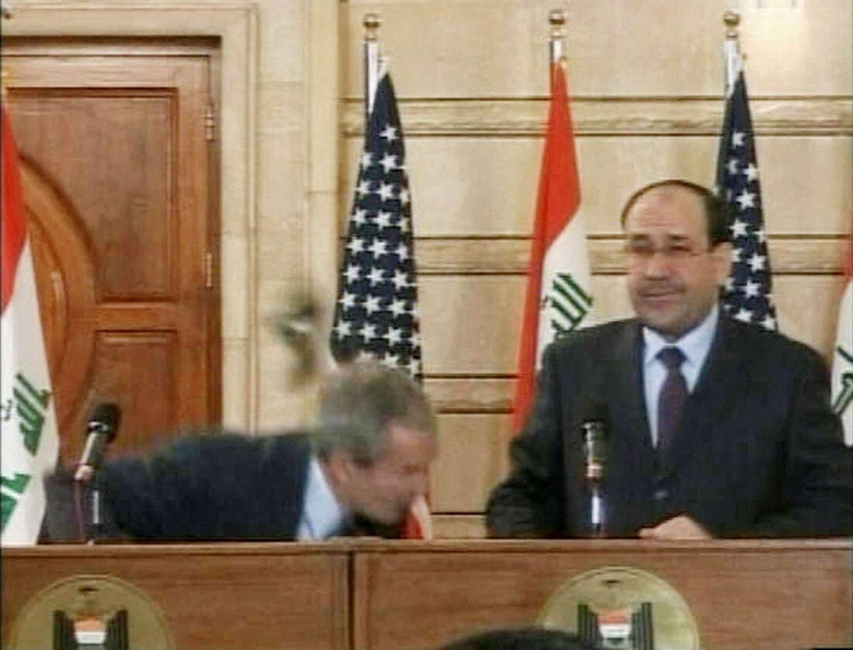 الرئيس الأميركي جورج بوش يتجنب حذاء بحضور رئيس الوزراء العراقي نوري المالكي (2008)