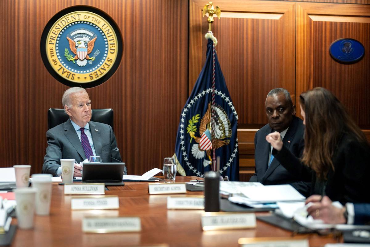 الرئيس الأميركي جو بايدن مع وزير الدفاع لويد أوستن يستمعان إلى تحليل من مديرة الأمن الوطني أفريل هينز