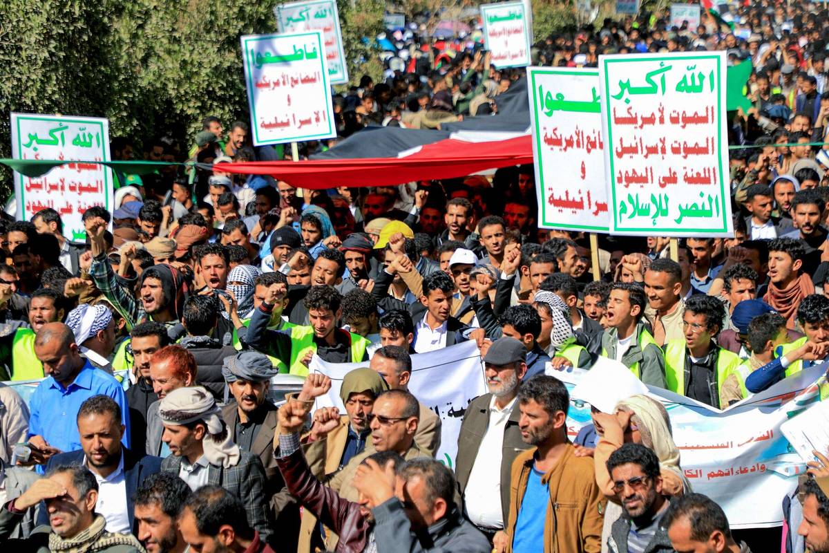 حوثيون يتظاهرون ضد الولايات المتحدة وإسرائيل في صنعاء