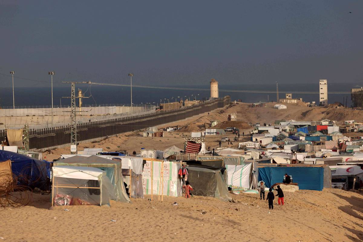 مخيم للمهجرين الفلسطينيين في رفح على الحدود مع مصر