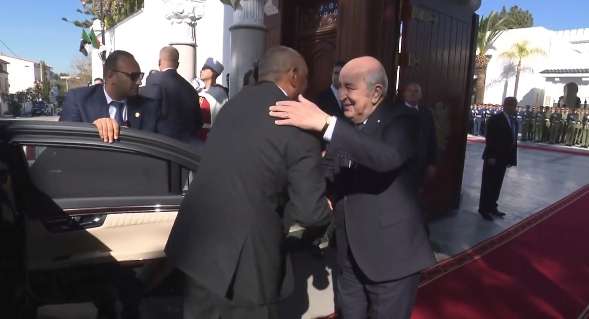 الرئيس الجزائري عبدالمجيد تبون يستقبل قائد الجيش السوداني