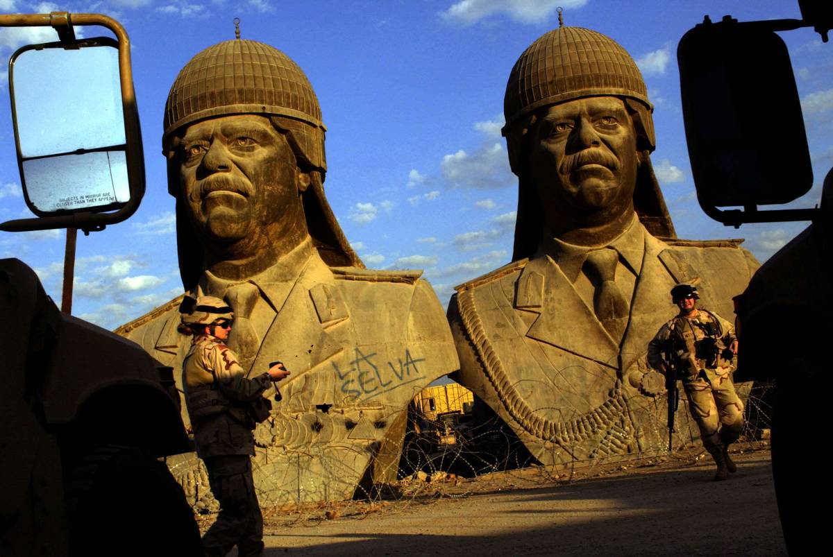 جنود اميركيون أمام تماثيل لصدام