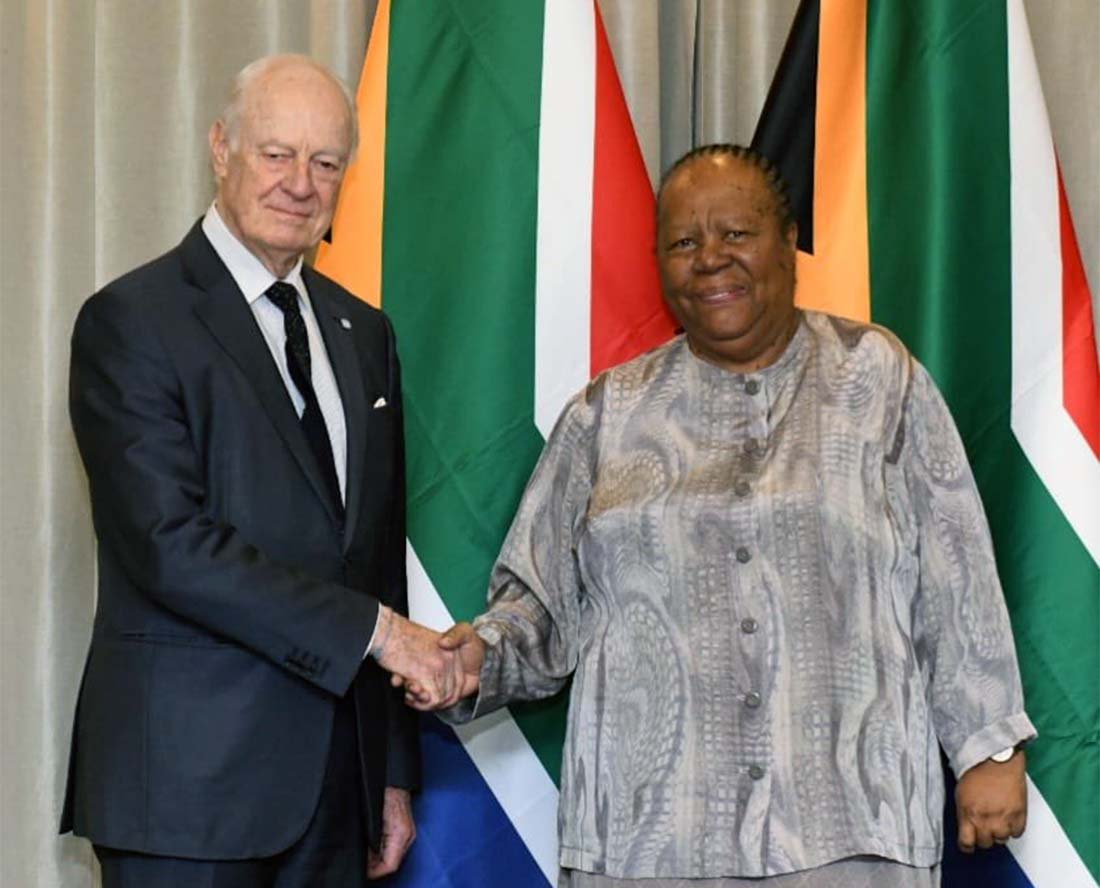 De Mistura shaking hands with South Africa's Foreign Minister Naledi Pandor