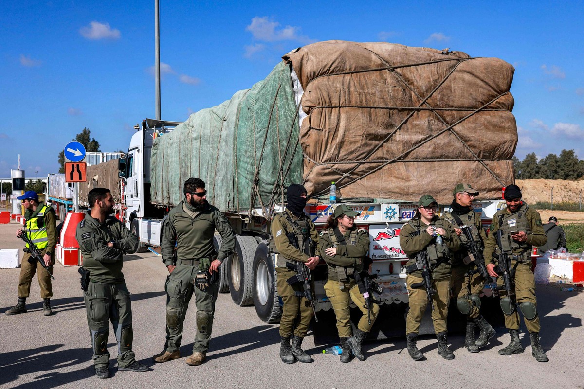 اليمينيون يمنعون دخول المساعدات لغزة عبر معبر كرم أبوسالم
