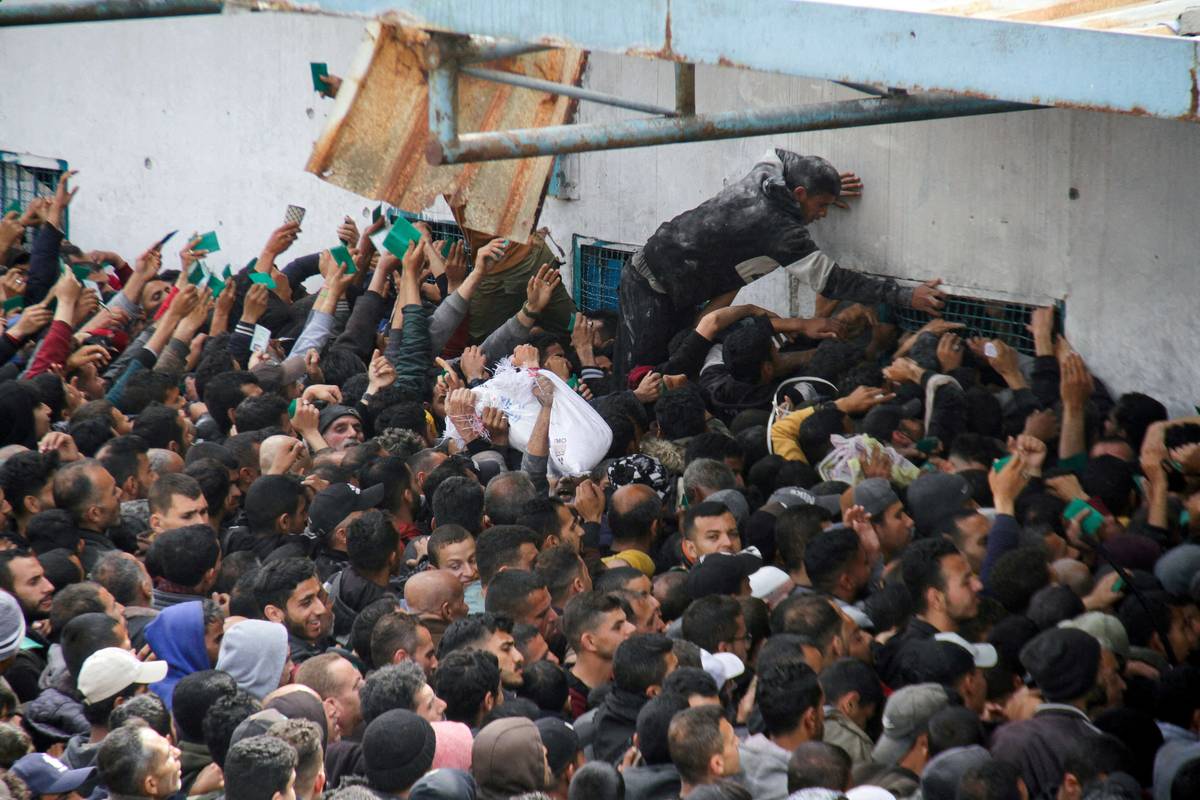 فلسطينيون يتدافعون أما مركز لتوزيع الأغذية في غزة