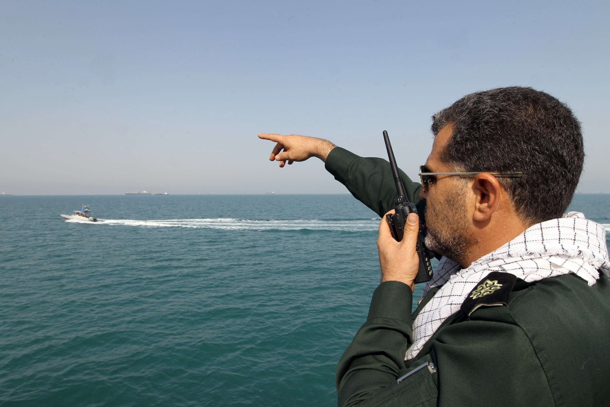الحرس الثوري الإيراني يتوعّد بغلق مضيق هرمز 