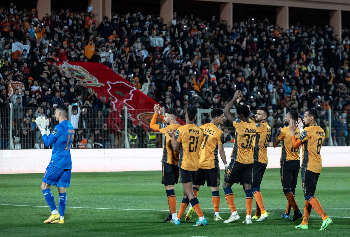 فريق نهضة بركان يحيي جماهيره وفريق اتحاد العاصمة لم ينزل الى أرضية الملعب