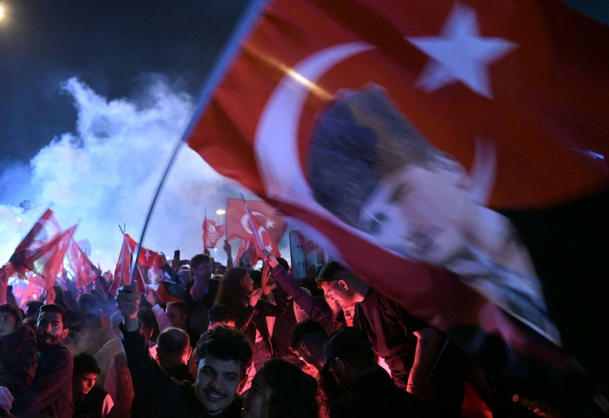 أتراك يحتفلون بعد هزيمة حزب أردوغان في الانتخابات المحلية