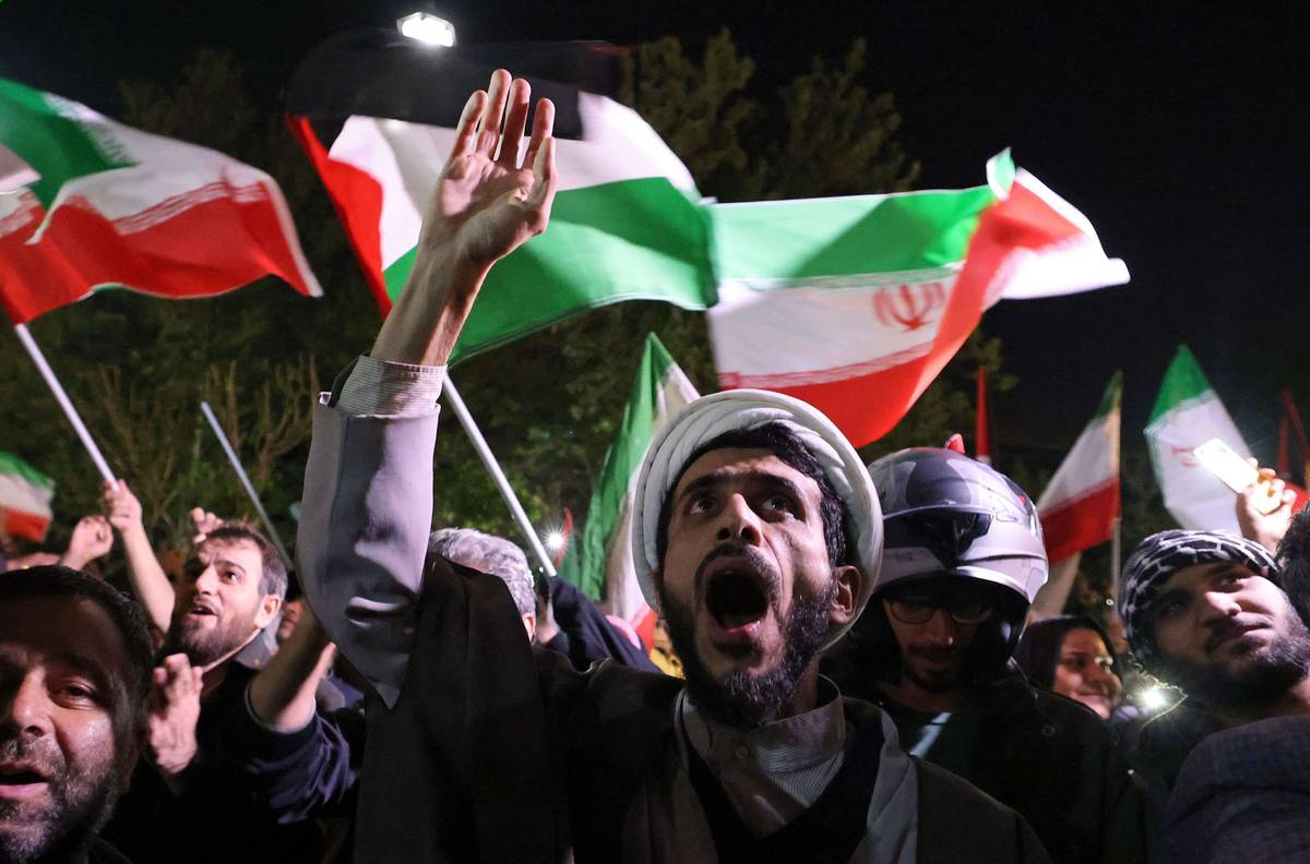 متظاهرون إيرانيون أمام السفارة البريطانية في طهران تأييدا للهجوم الإيراني على اسرائيل