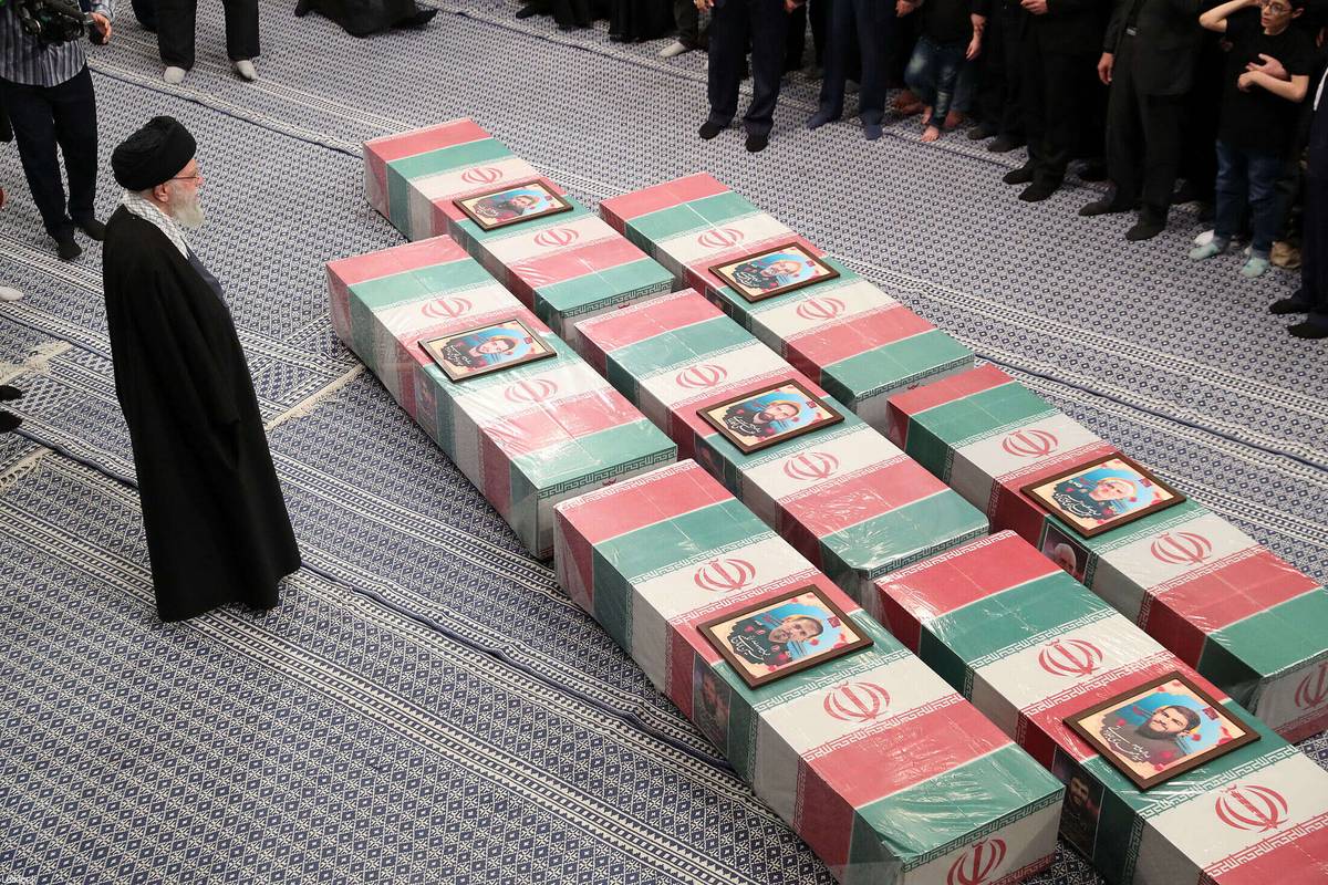 المرشد الإيراني الأعلى علي خامنئي أمام توابيت قتلى الهجوم الإسرائيلي على القنصلية الإيرانية في دمشق