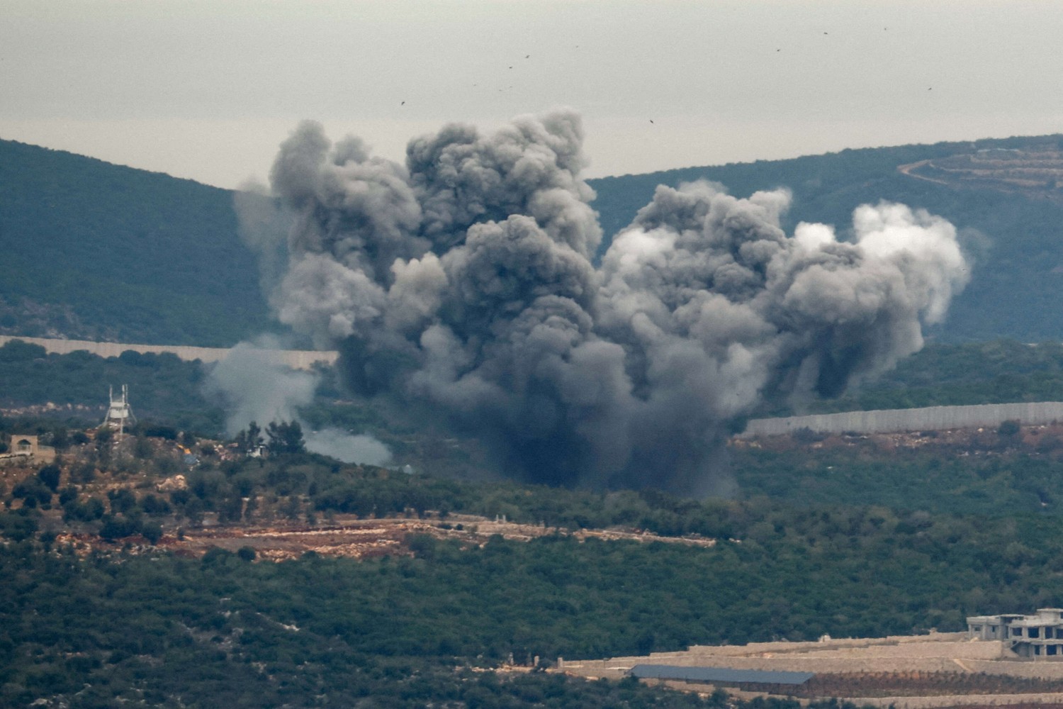 استهداف إسرائيل للعمق اللبناني يثير مخاوف من حرب مفتوحة في المنطقة