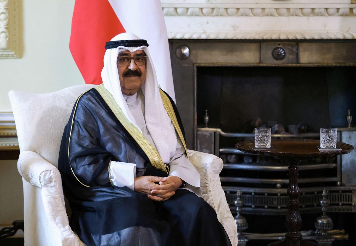 أمير الكويت يحسم ولاية العهد 