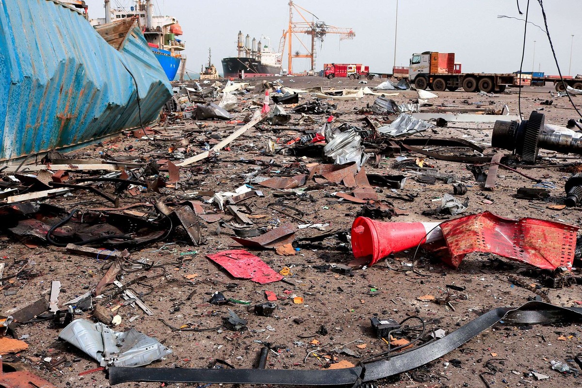 تداعيات بيئية كارثية للضربات الإسرائيلية التي دمرت أجزاء واسعة من ميناء الحديدة  