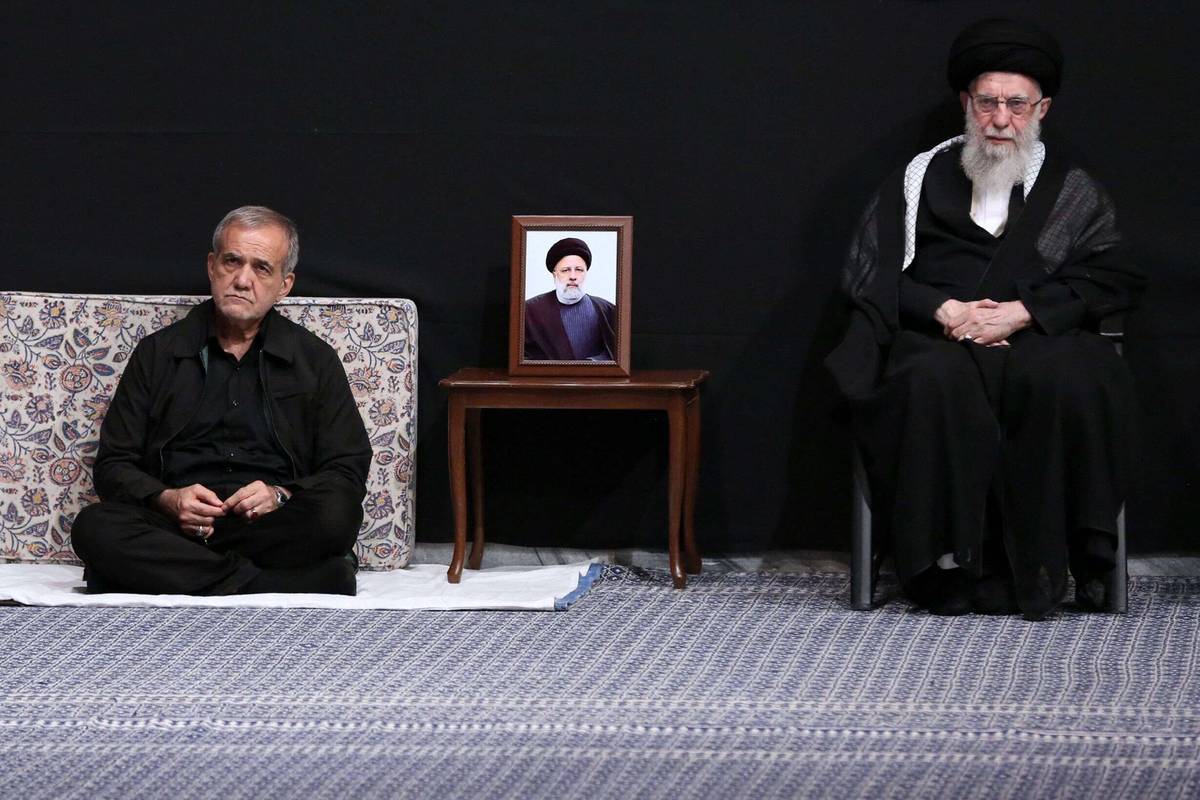 المرشد الأعلى علي خامنئي يستقبل الرئيس الإيراني الجديد مسعود بزشكيان