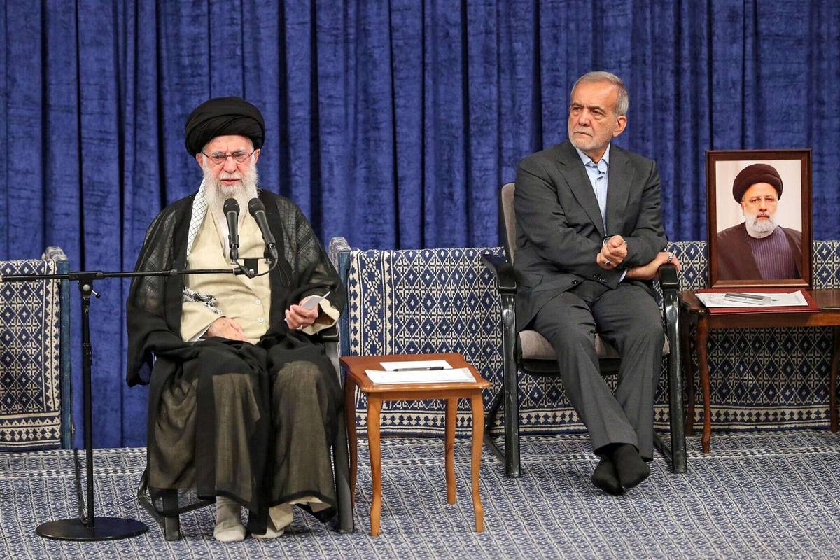 المرشد الأعلى علي خامنئي ورئيس إيران الجديد مسعود بزشكيان