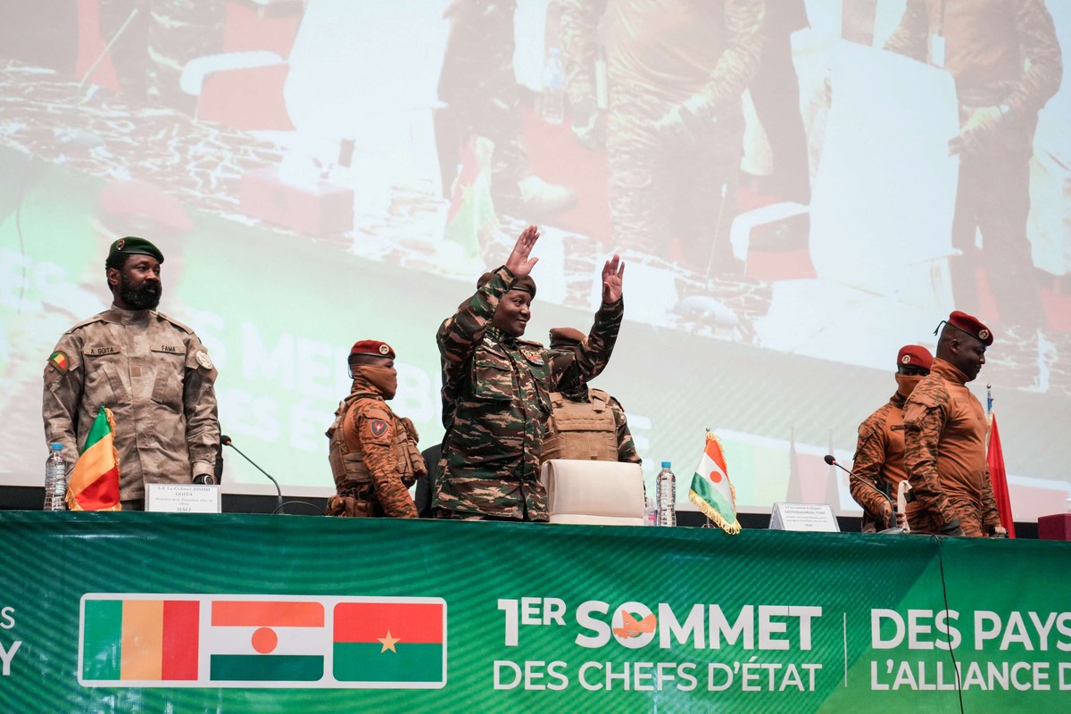 النيجر اقتربت من جارتيها بوركينا فاسو ومالي اللتين تحكمهما أيضاً أنظمة عسكرية