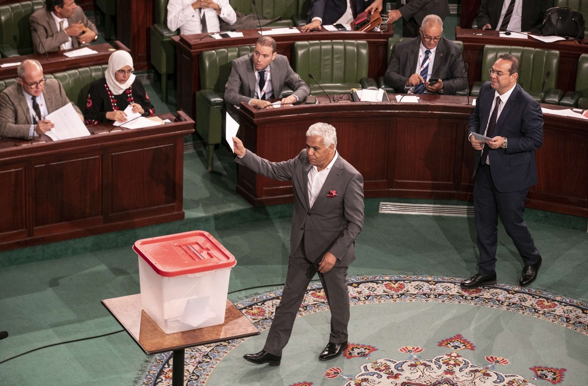 الصافي سعيد ليس السياسي الوحيد الذي اختار الفرار من تونس عبر الجزائر