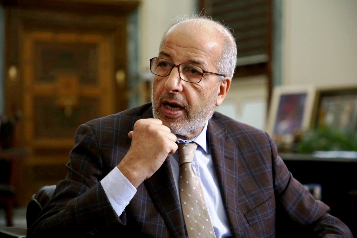 الصديق الكبير متمسك بمنصبه رغم كل التهديدات