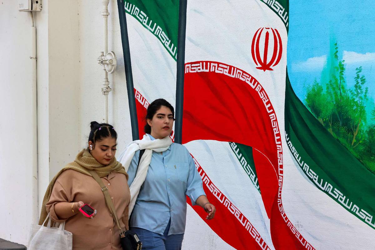 إيرانيون في طهران