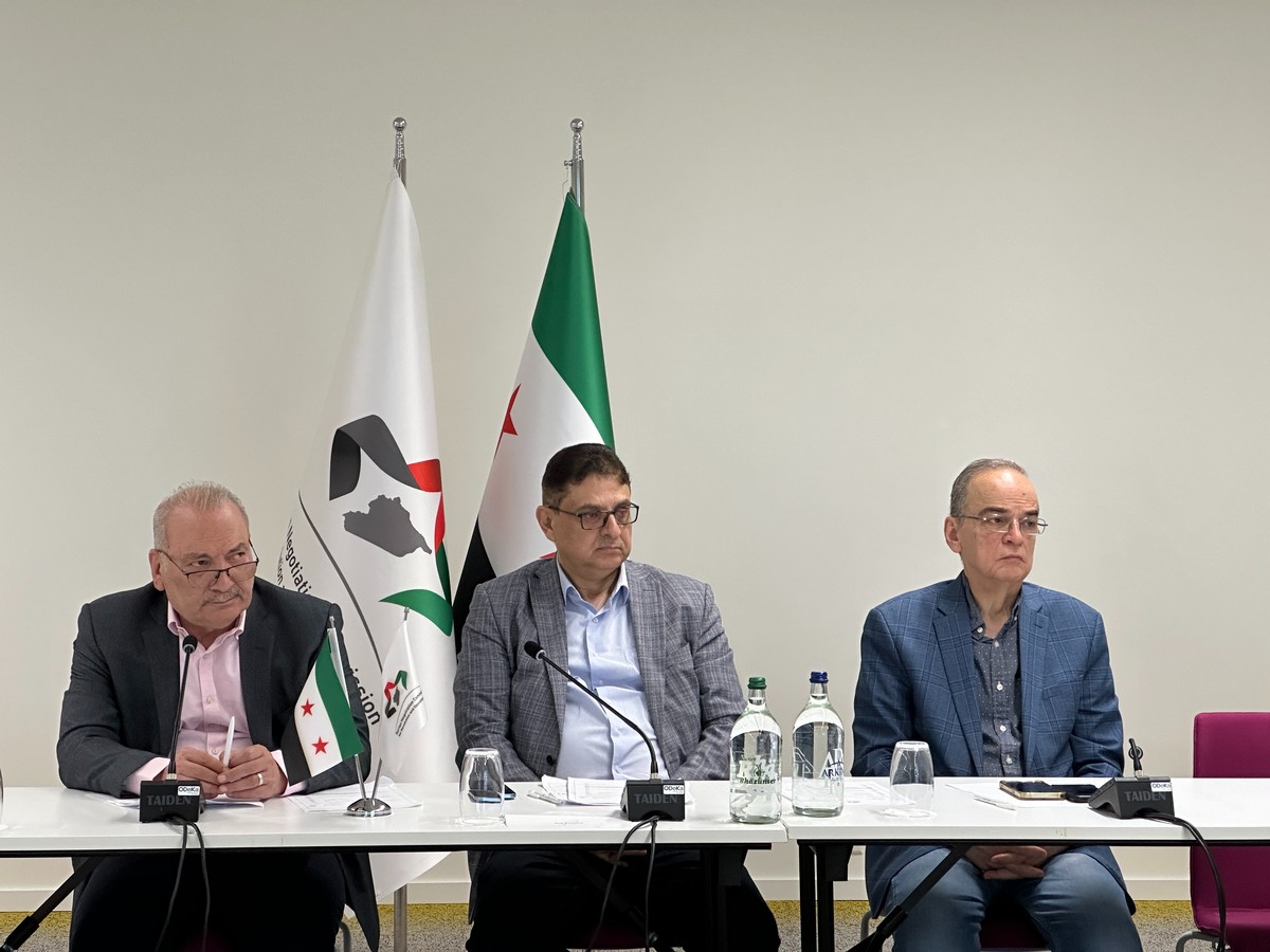 انتقادات لسياسية "تبادل الكراسي والطرابيش" في هيئة التفاوض