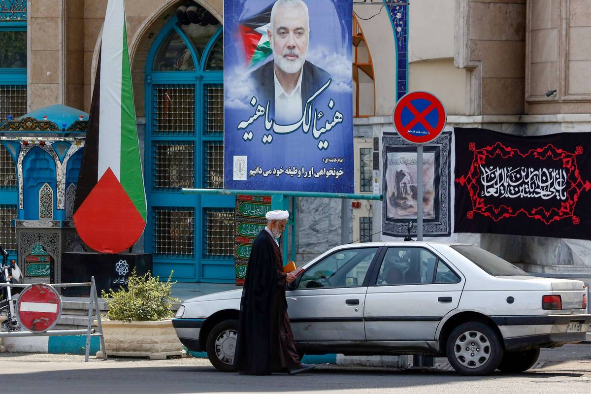 جدارية لاسماعيل هنية أمام مسجد في طهران