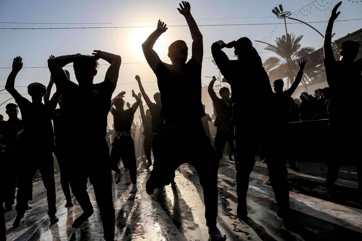 عراقيون يشاركون بمسيرة الأربعين في كربلاء