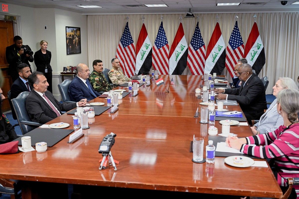 المباحثات الأميركية العراقية توحي بجدية قرار الانسحاب لكن على أرض الواقع لا انسحاب قريبا.