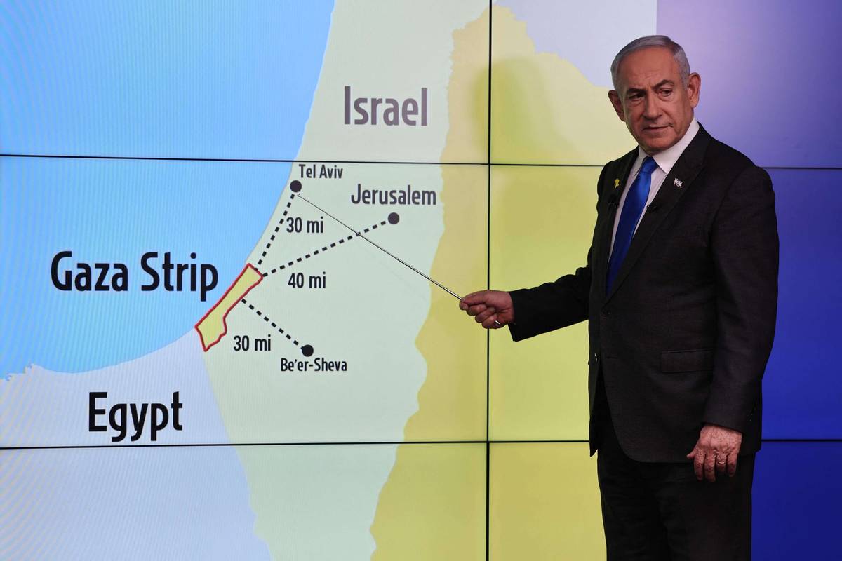 رئيس الوزراء الإسرائيلي بنيامين نتنياهو يشرح الوضع في غزة على خارطة في مؤتمر صحفي