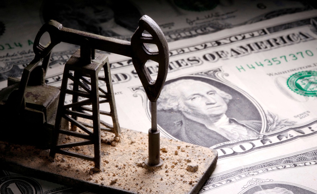 أسعار النفط ترتفع  بأكثر من دولار