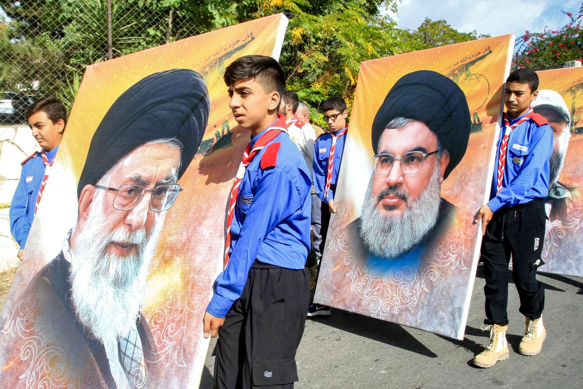 خامنئي تأخر في تحذير نصرالله واخراجه من لبنان