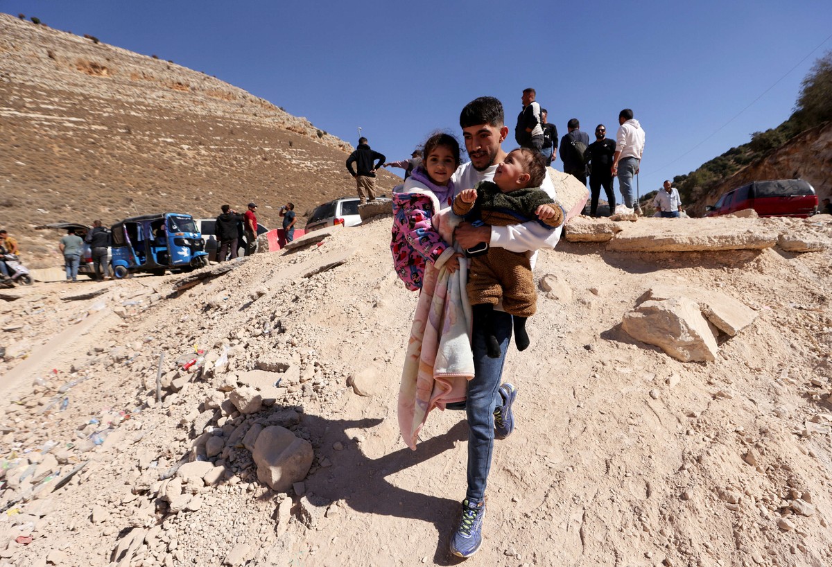 أهالي الضاحية الجنوبية فروا من الحرب من معاقل حزب الله إلى قرى لبنانية أخرى وإلى الحدود مع سوريا
