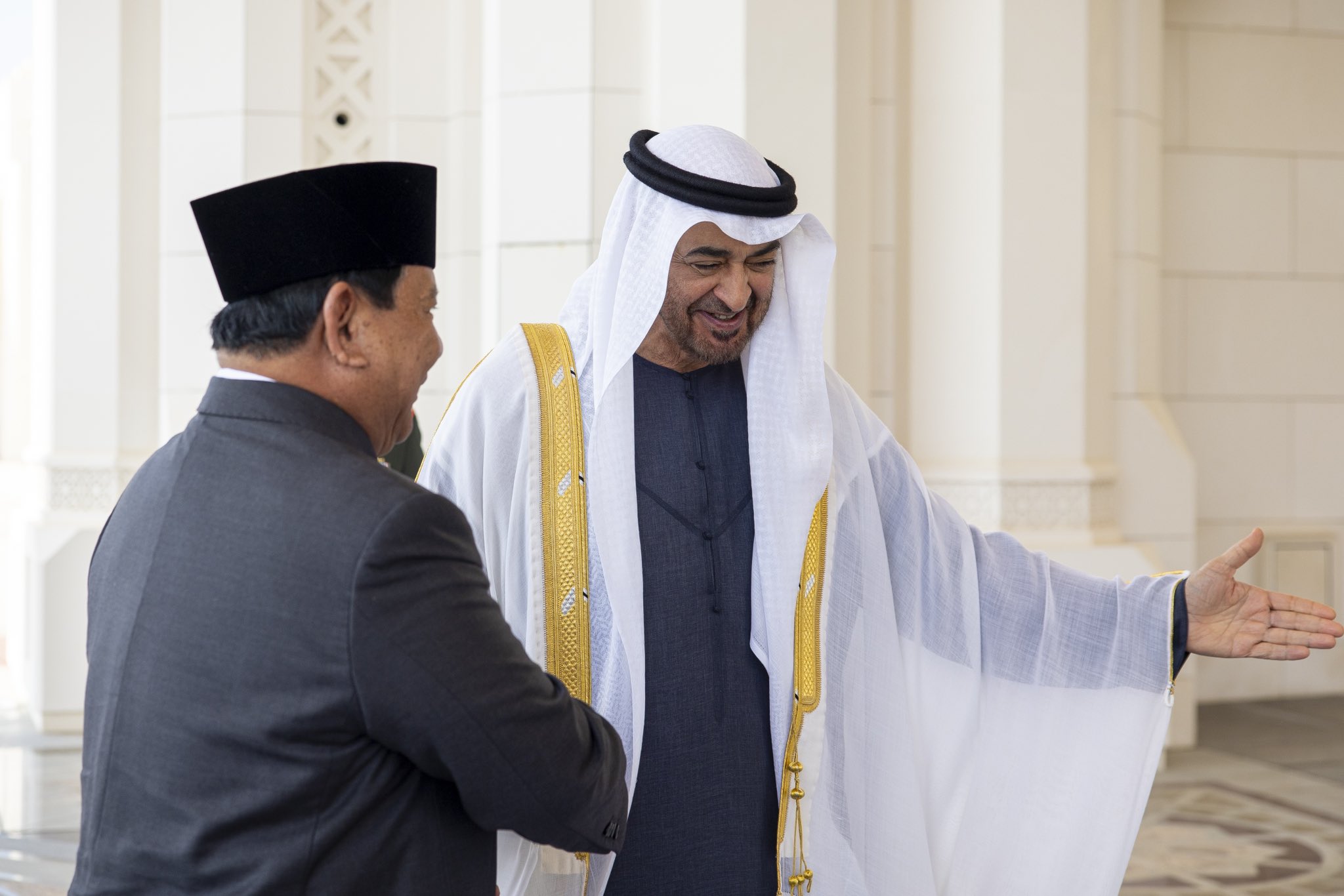 الشيخ محمد بن زايد يؤكد أن العلاقات الإماراتية الإندونيسية قوية وراسخة