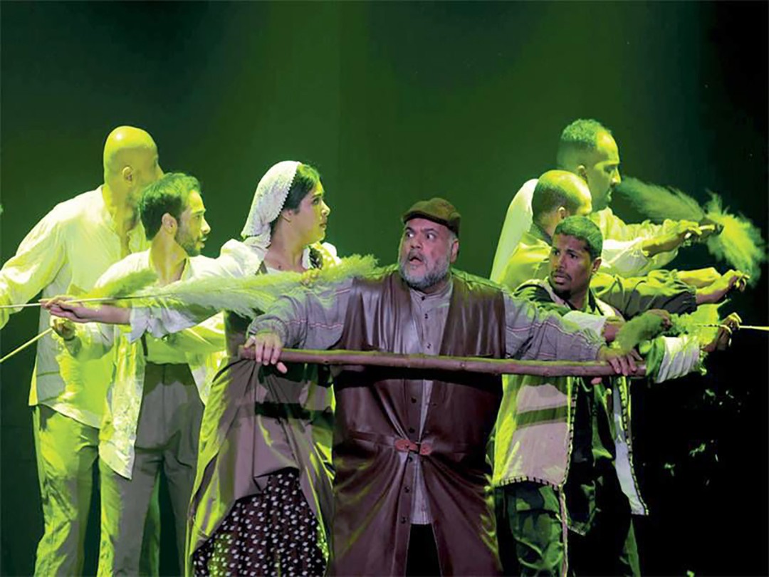 'بين قلبين'
