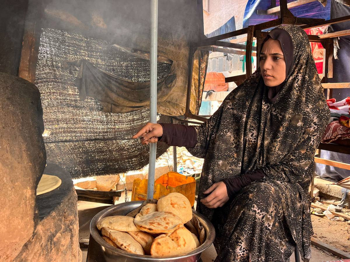 فلسطينية أمام فرن في خيمة برفح في غزة