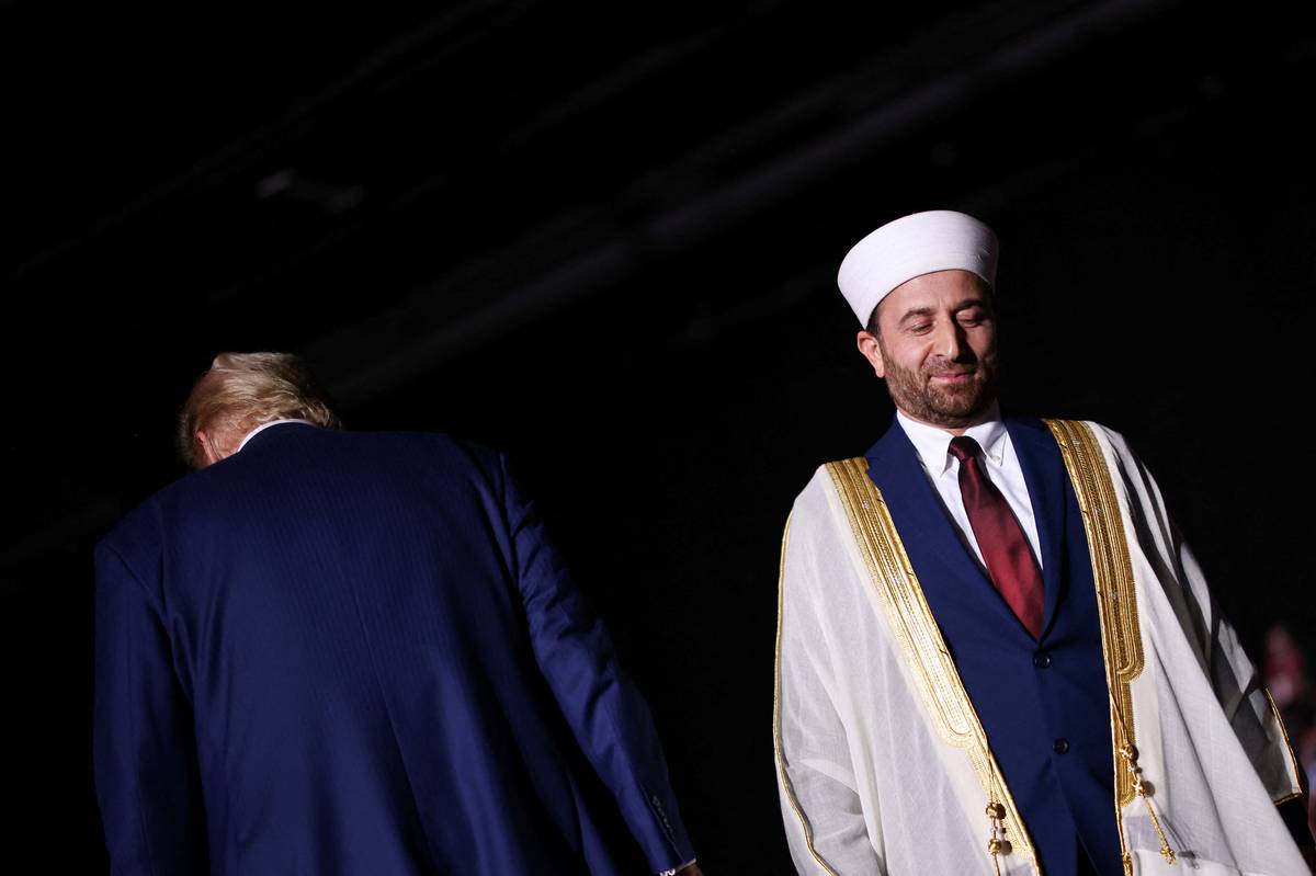 الرئيس الأميركي المنتخب دونالد ترامب مع ممثلين للجالية المسلمة في ميشيغان