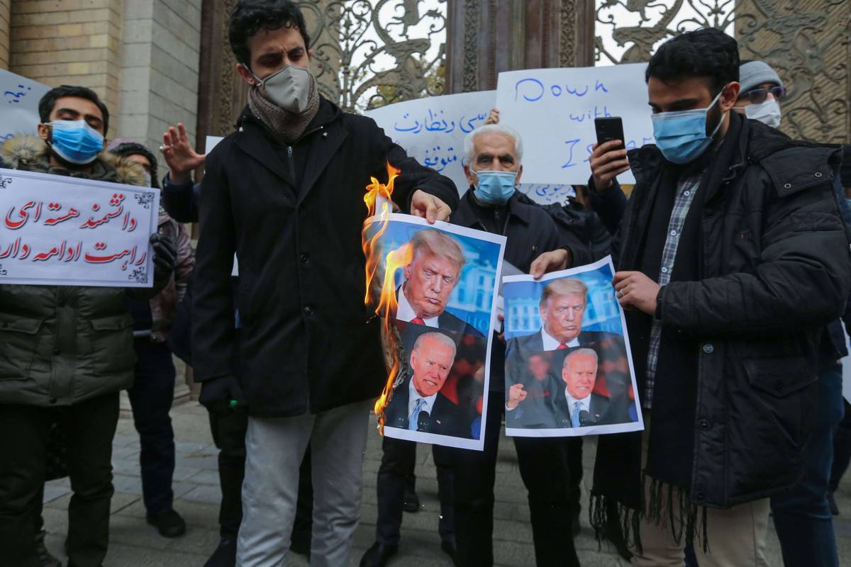 إيرانيون يحرقون صورا لترامب وبايدن
