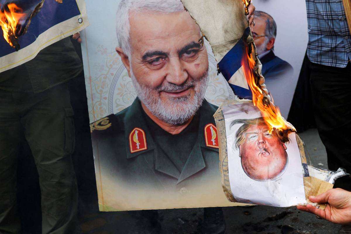 تظاهرة في طهران تحرق صورة لترامب
