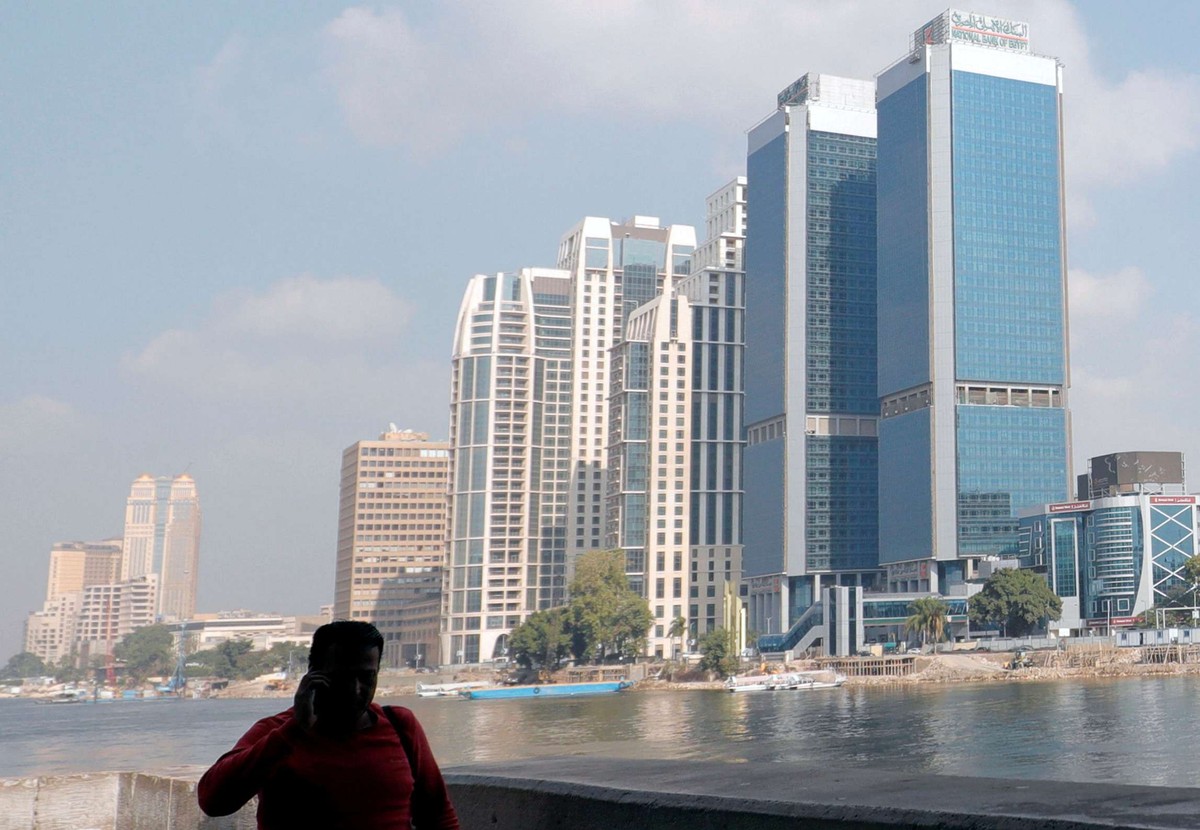 القاهرة تلجأ إلى حلول جديدة لتجاوز معضلة شح السيولة 