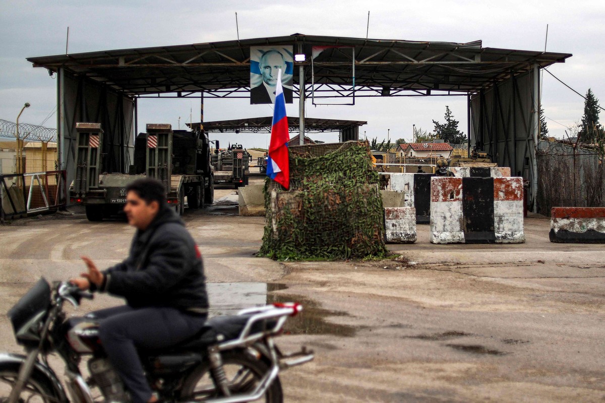 المرصد يلمح لامكانية نقل الضباط لقاعدة روسية في ليبيا